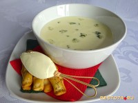 Сырный суп (четыре вида благородных сыров с пряностями и печеньем), с кусочками горгонзолы и шпажкой маскарпоне
